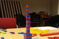 Participants construisant une structure Lego lors d’un atelier MadCityZen en entreprise. | © MadCityZen